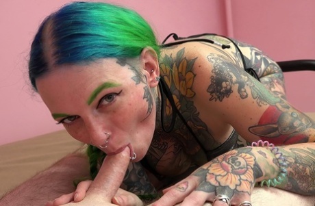 A MILF Vibe Ryder, fortemente tatuada, faz um broche POV a Logan Drake