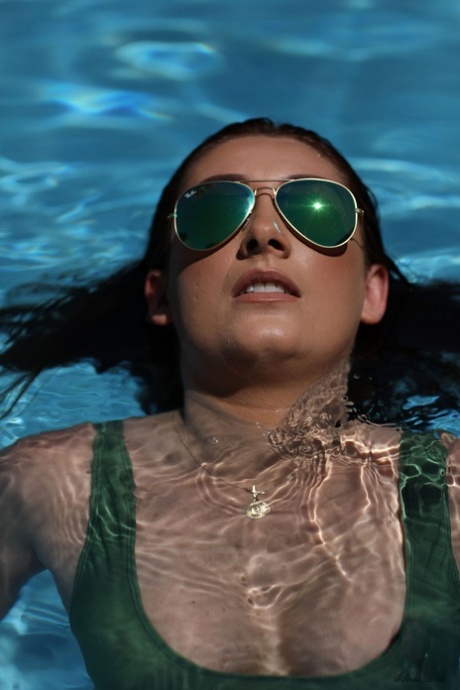 Den sexy solbrillemodellen Bonnie Lee avslører sine forfalskninger og poserer i bassenget.