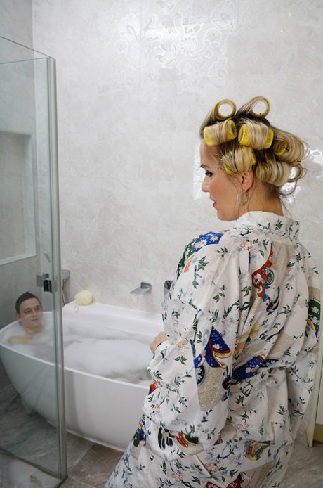 Sexy moden blondine Julia Pink vasker og knuller sin yngre kjæreste