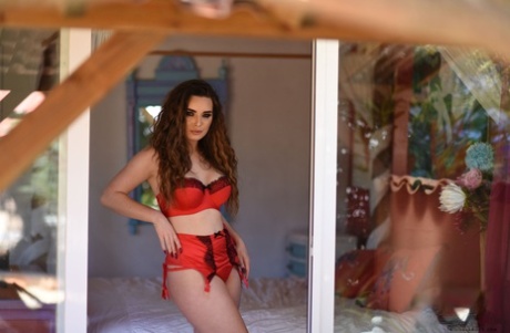 Modelo de cabelo encaracolado em lingerie vermelha quente Valis Volkova revela as suas falsificações