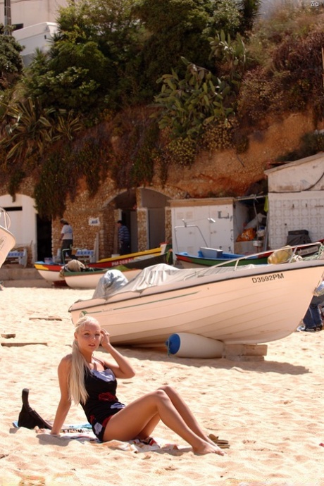 Красавица Зия снимает сексуальное бикини и демонстрирует свой клитор на пляже