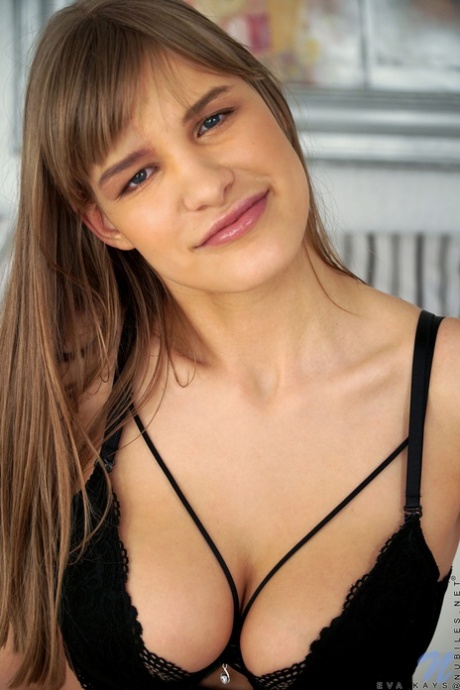 Mooie tiener Eva Kays onthult haar grote uitgezakte tieten en masturbeert in een solo