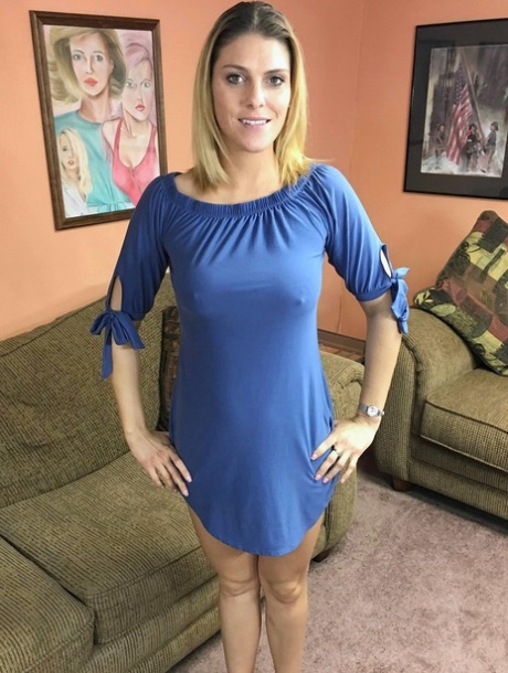 Sexy amateur MILF Stevie Rae da la cabeza y doffs su vestido azul