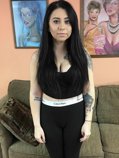 Brunettamatören Mia Kay avslöjar sin bläckfärgade kropp innan hon suger av Logan Drake