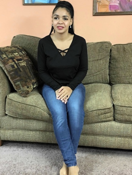 Latina amateur Charli Chavez onthult haar grote tieten en pijpt naakt