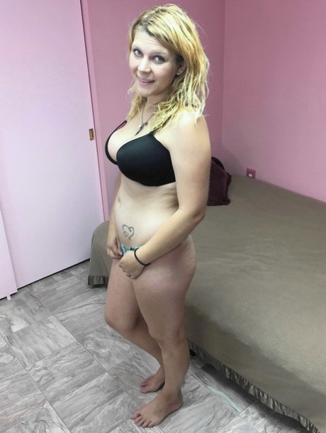 La blonde Brianna Stars caresse ses gros seins tout en doigtant sa chatte rasée.