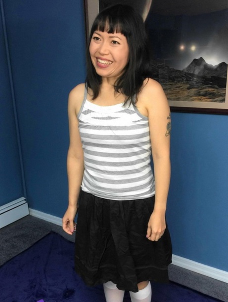 La casalinga asiatica arrapata Yuka Ozaki si gioca la figa rasata con un dildo