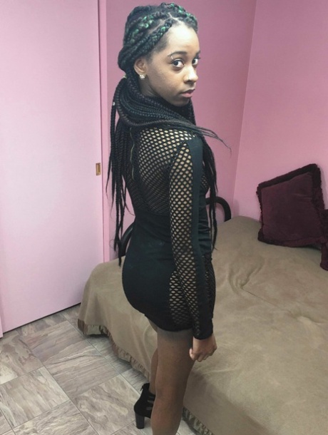 Geile ebony babe Lola Venom beukt haar geschoren kutje met een dildo