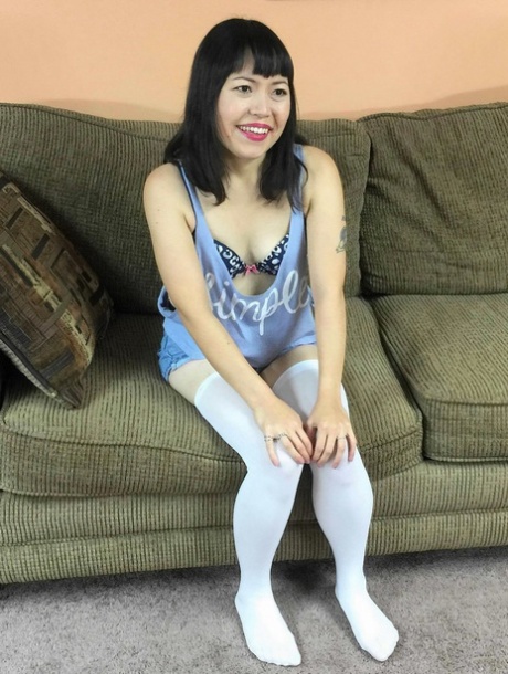 Asiatiska babe Yuka Ozaki klär av sig till strumporna och ger en POV avsugning