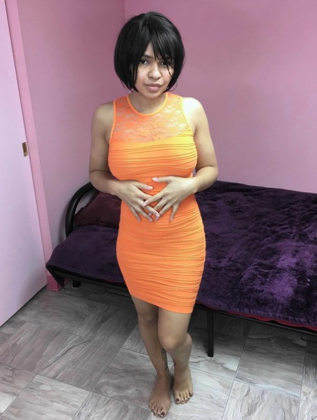 Latina insaciável Charli Chavez masturba-se com legumes num solo