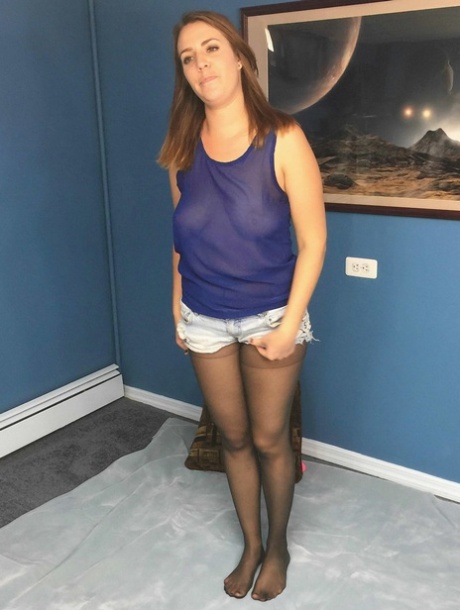 Brunette babe Alisha Adams masturbeert in haar gescheurde panty op het tapijt