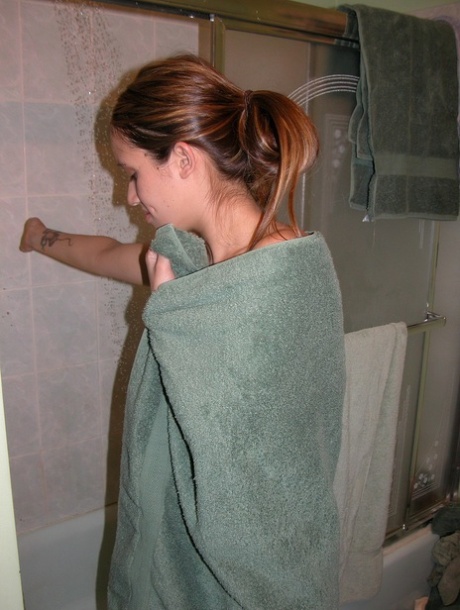 Den lilla amatörbaben Miko Starr rakar sin fitta och sina ben innan hon tar en dusch