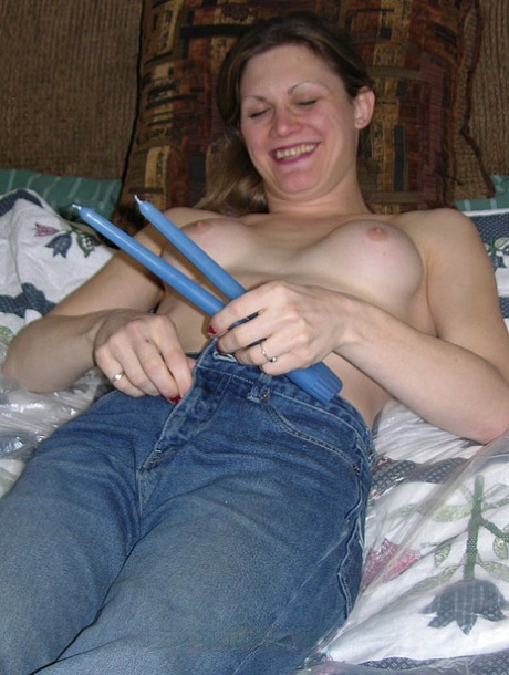 Hot amatør babe Crista Lynn legetøj hendes fuck huller med blå stearinlys