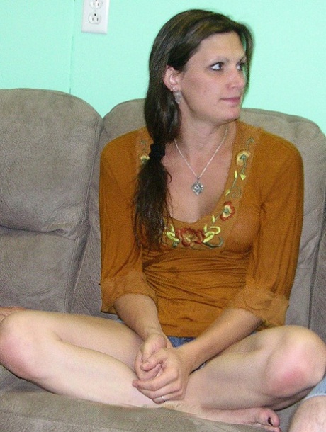 Naughty brunetka Crista Lynn bere připojenými opčními výstřel na její prsa během ústní 3some