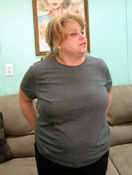 A mãe gorda amadora Jenna Fox tira a roupa e posa nua num sofá