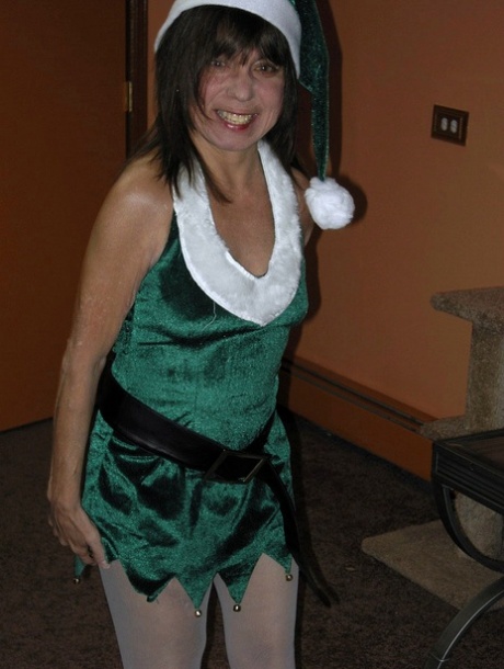 Amateur MILF Vixen juega con sus grandes tetas y se masturba en un solo de Navidad