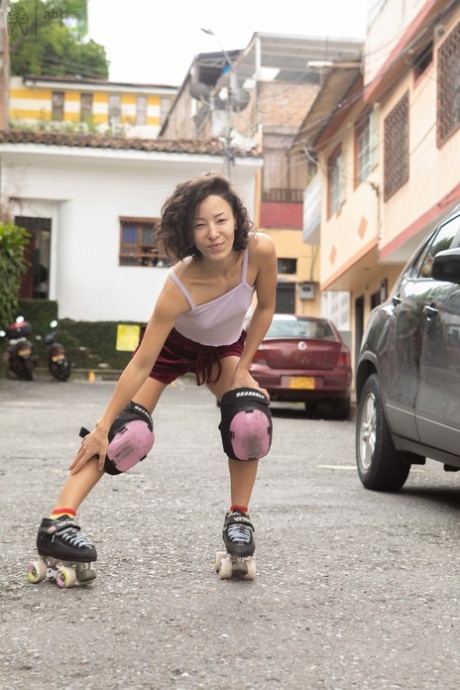 La patineuse à roulettes Kira R se déshabille entièrement et étale sa chatte poilue de près.