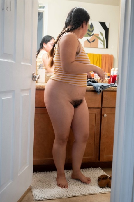 胖胖的业余爱好者 Lola L 在穿衣时展示她毛茸茸的阴部和大屁股