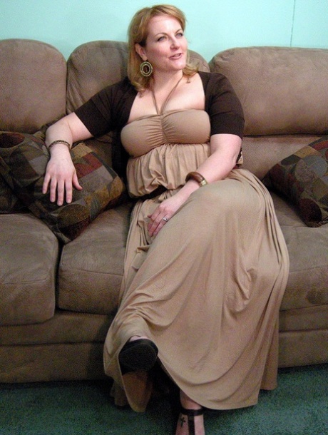 Blonde MILF Rebecca viser sin buttede nøgne krop frem og spreder sin fisse