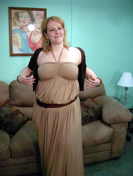 Blonde MILF Rebecca viser sin buttede nøgne krop frem og spreder sin fisse