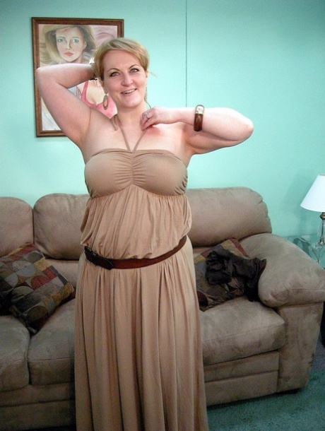 Blonde MILF Rebecca viser sin buttede nøgne krop frem og spreder sin fisse