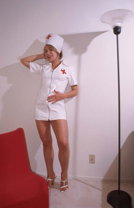 Den slampiga sjuksköterskan Nadia Foster får en ansiktsbehandling efter att ha fått sin håriga fitta knullad