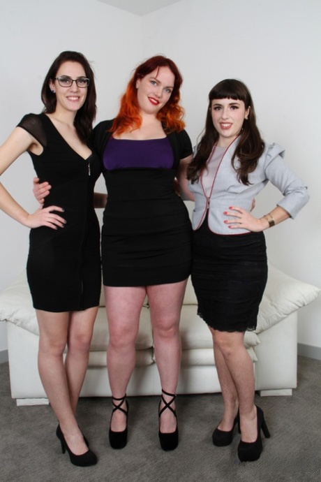 Drei geile lesbische Amateure ziehen sich aus und zeigen ihre großen runden Hintern