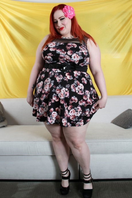 La splendida BBW Eliza Allure espone le sue grandi tette e il suo culo prima di succhiare un cazzo