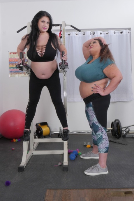 Knubbiga amatörbrudar Miss Ling Ling & Mischievous Kitty strippar på gymmet