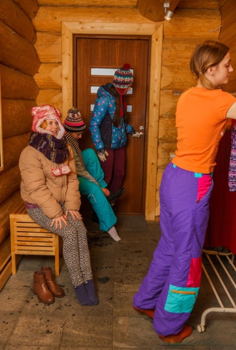 Lésbicas europeias gostosas a fazer strip e a foder num 4some de férias de inverno