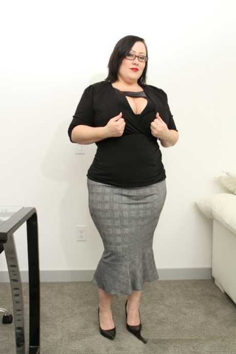 太った熟女アマチュアのバニー・デ・ラ・クルスが服を脱ぎ、大きなジャグを誇示する。