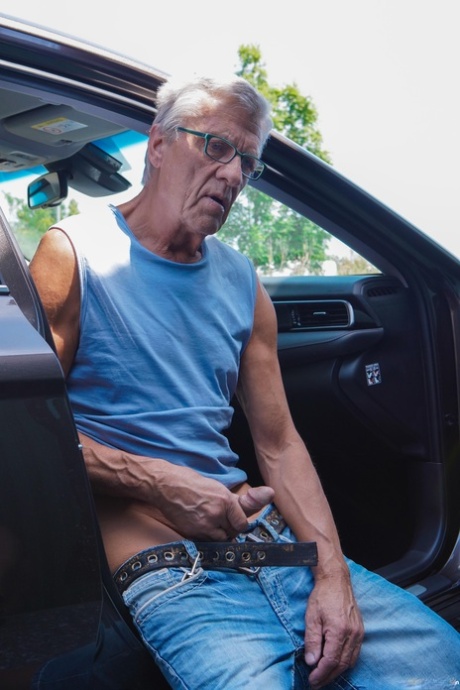 Schwuler Opa Frank und ein heißer Twink geben sich gegenseitig einen Blowjob im Freien