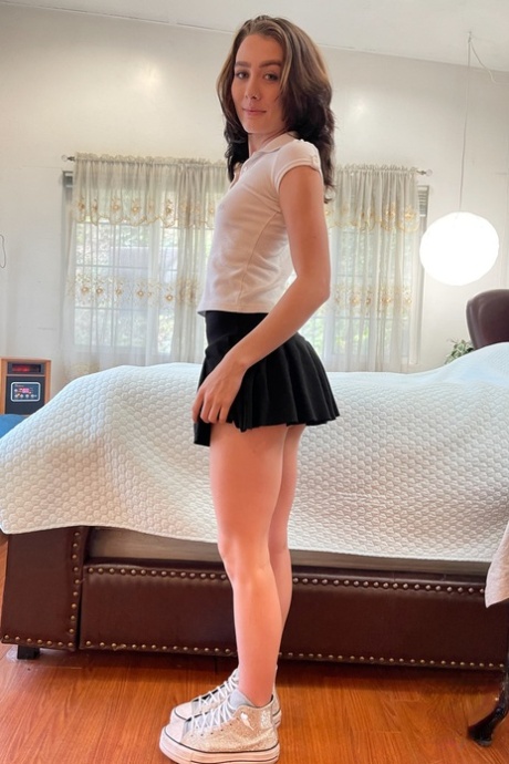 La bella teenager Veronica Church mostra i suoi buchi prima di fare un footjob in POV