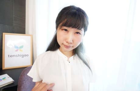 Japanische Babe Neiro Ayukawa zeigt ihre creampied Pussy aus der Nähe nach dem Sex