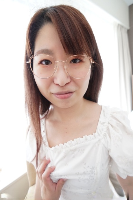 Japanska mamman Momoko Azuma får sin heta fitta benad & creampied i POV
