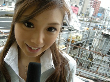 日本记者广濑爱子在工作时被脱衣玩弄