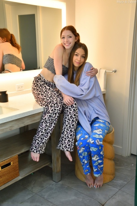 Glamoureuze amateur babes Myra & Sylvie strippen elkaar in de badkamer