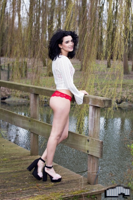Ravenharige babe Mia Navarro stript haar rode lingerie & poseert naakt buiten