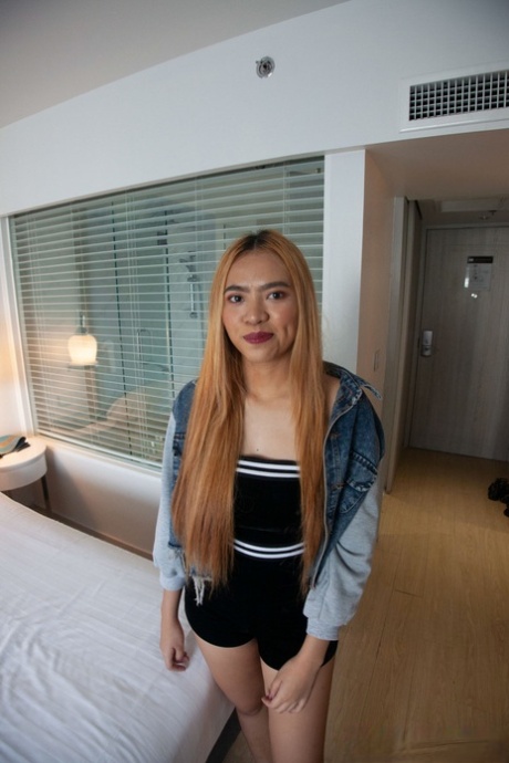 Petite asiatisk amatør Soda stripper og bliver creampied efter sex i soveværelset
