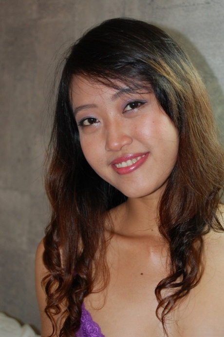 Asiatische Amateurin Kisa Nguyen hebt ihr Spitzenkleid hoch und gibt Kopf