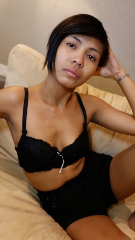 Den asiatiska babe Mint D visar upp sin lilla kropp medan hon strippar för lite POV-sex
