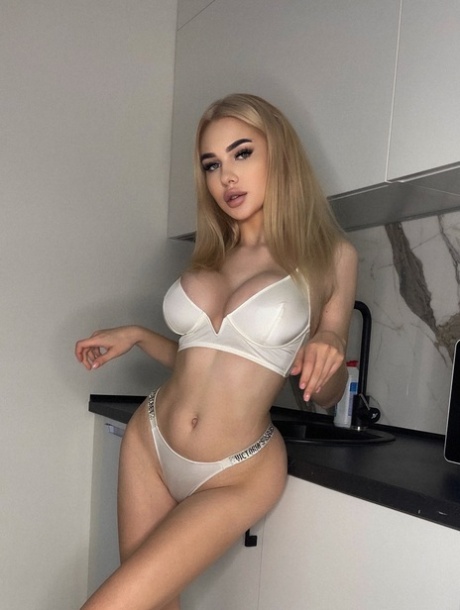 OnlyFans-modellen Lilyy Star visar upp sina stora bröst och röv i köket