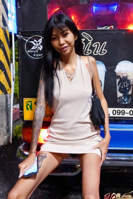 Amador Asian babe Pikka mostra sua incrível figura esbelta e leva um pau