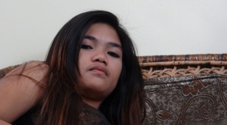 Eksotisk filippinsk tenåring Mildred Ortega suger og knuller en pikk før hun poserer