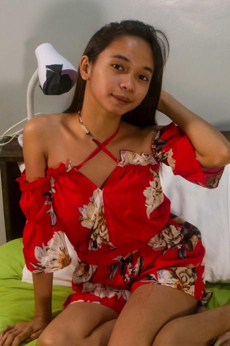 Süße asiatische Teenagerin Lexi Barrera zieht sich aus und posiert mit nacktem Hintern