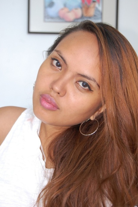 Knubbig filippinska Kimar Abella strippar, poserar på sin säng och smeker en kuk