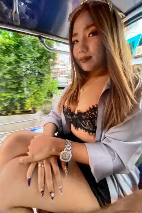 Asiatiske Heiyee giver et fantastisk POV-blowjob og tager en pik i sin fisse