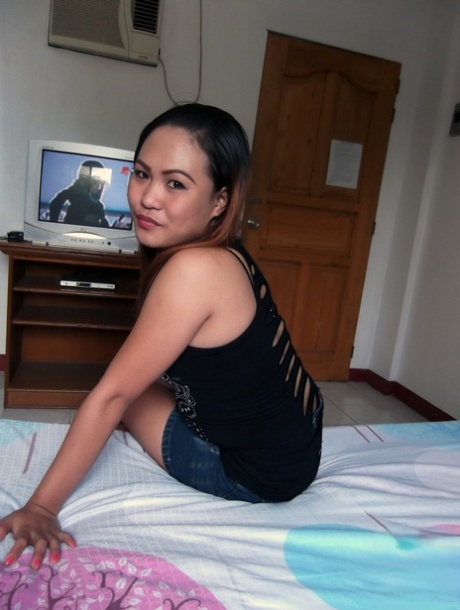 Cute Filipina Anna Marie strips naked and plays with her coochie