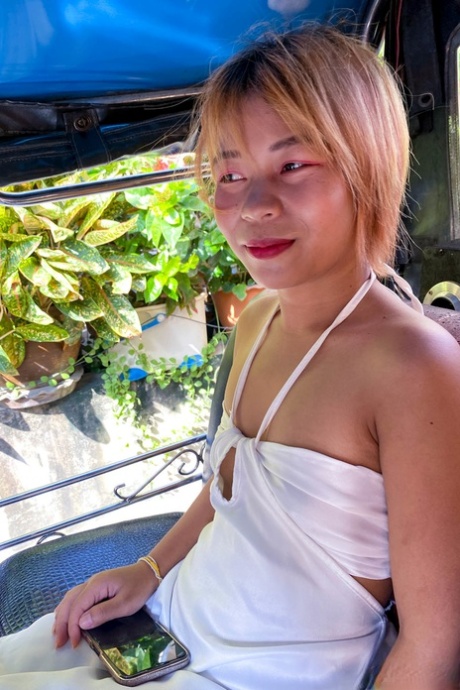 Thajské zlatíčko May D dává pěkný orál a užívá si šukání POV