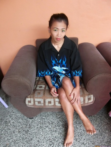 A adolescente filipina Ashley Jazmin posa nua em vários locais interiores e exteriores
